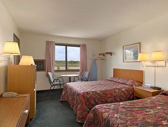 Super 8 By Wyndham Colorado Springs Peterson Space Force Cimarron Hills Room photo